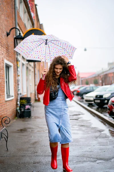 Mladá Krásná Žena Dlouhými Vlasy Pod Deštníkem Podzimní Koncept — Stock fotografie
