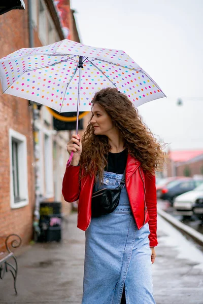 Joven Hermosa Mujer Con Pelo Largo Bajo Paraguas Concepto Otoño — Foto de Stock