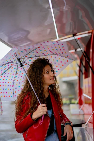Jonge Mooie Vrouw Met Lang Haar Onder Een Paraplu Herfst — Stockfoto