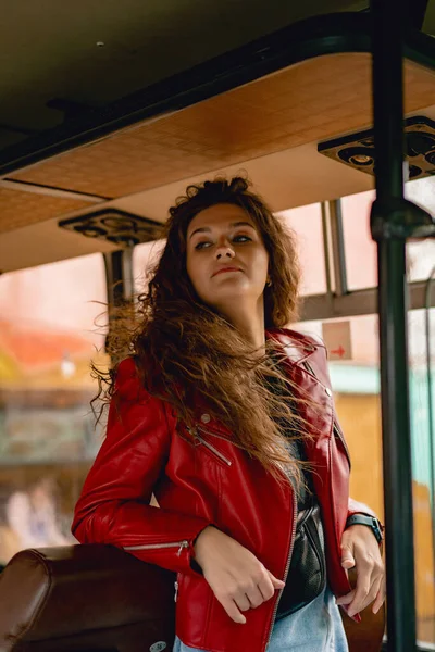Uzun Saçlı Kırmızı Lastik Çizmeli Güzel Bir Kadın — Stok fotoğraf