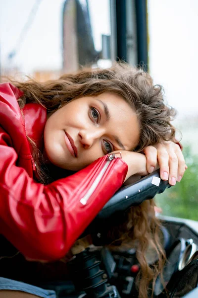 Junge Schöne Frau Mit Langen Haaren Roten Gummistiefeln Der — Stockfoto