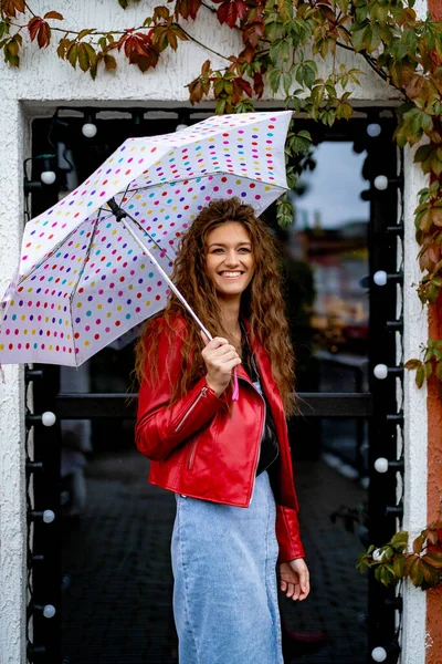 Jonge Mooie Vrouw Met Lang Haar Onder Een Paraplu Herfst — Stockfoto