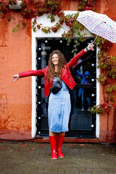 Ung Vacker Kvinna Med Långt Hår Ett Paraply Höst — Stockfoto