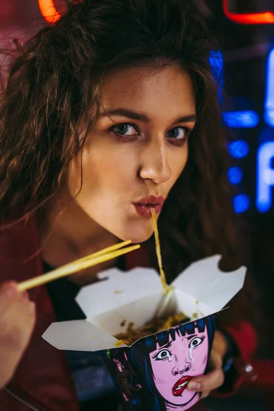 Joven Hermosa Mujer Con Largo Cabello Asiático Fideos Restaurante —  Fotos de Stock