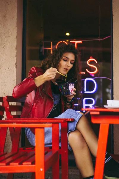 Jovem Bela Mulher Com Cabelos Longos Asiático Macarrão Restaurante — Fotografia de Stock