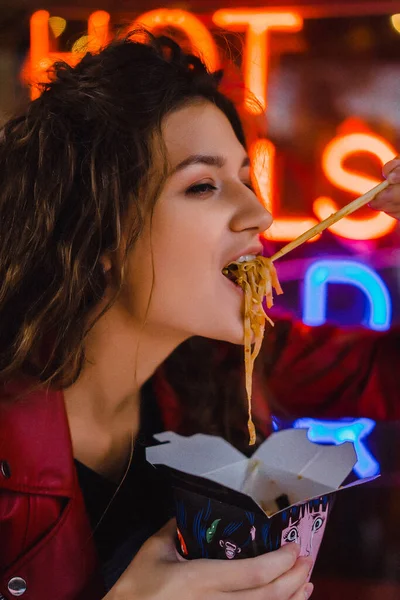 Jong Mooi Vrouw Met Lang Haar Aziatische Noodle Restaurant — Stockfoto