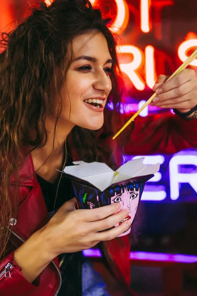 Młoda Piękna Kobieta Długimi Włosami Azjatyckiej Restauracji Makaron — Zdjęcie stockowe