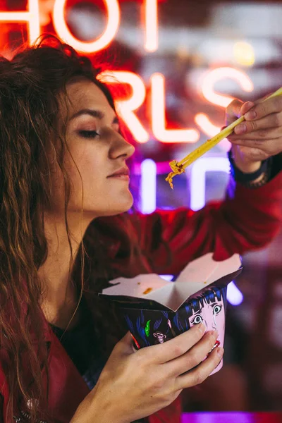 Joven Hermosa Mujer Con Largo Cabello Asiático Fideos Restaurante —  Fotos de Stock