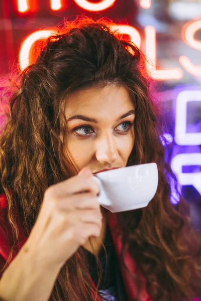 Giovane Bella Donna Con Capelli Lunghi Asiatico Noodle Ristorante — Foto Stock