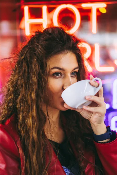 Giovane Bella Donna Con Capelli Lunghi Asiatico Noodle Ristorante — Foto Stock