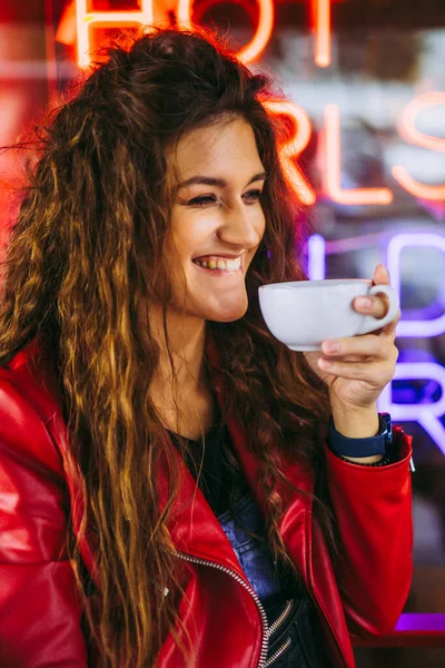 Joven Hermosa Mujer Con Largo Cabello Asiático Fideos Restaurante — Foto de Stock