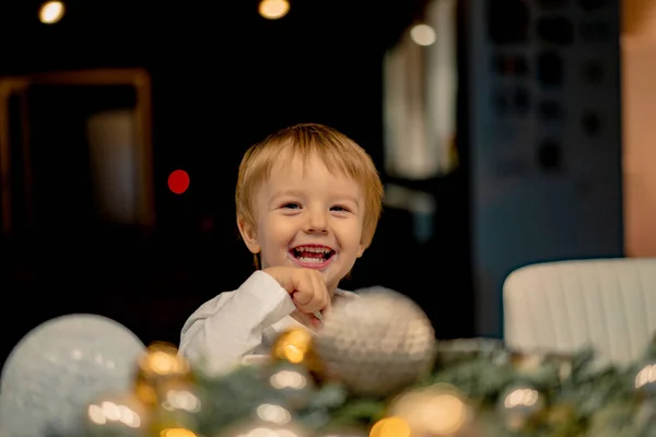 Kleiner Junge Isst Eclairs Kindheit Und Frohe Weihnachten Und Neujahr — Stockfoto