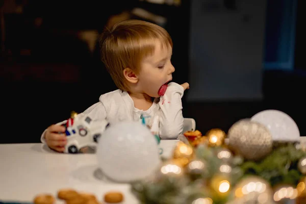 Rapaz Comer Eclairs Infância Feliz Natal Novo — Fotografia de Stock