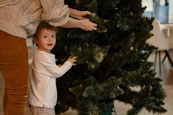 Mãe Crianças Decorar Árvore Natal Com Guirlandas Brinquedos Família Decora — Fotografia de Stock