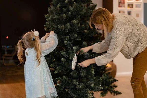 Mãe Crianças Decorar Árvore Natal Com Guirlandas Brinquedos Família Decora — Fotografia de Stock