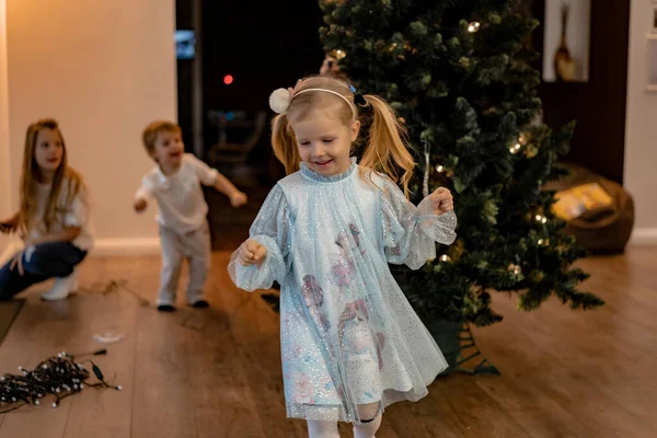 Mãe Crianças Decorar Árvore Natal Com Guirlandas Brinquedos Família Decora — Fotografia de Stock