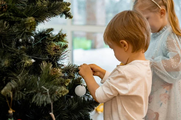 Mãe Crianças Decorar Árvore Natal Com Guirlandas Brinquedos Família Decora — Fotografia de Stock