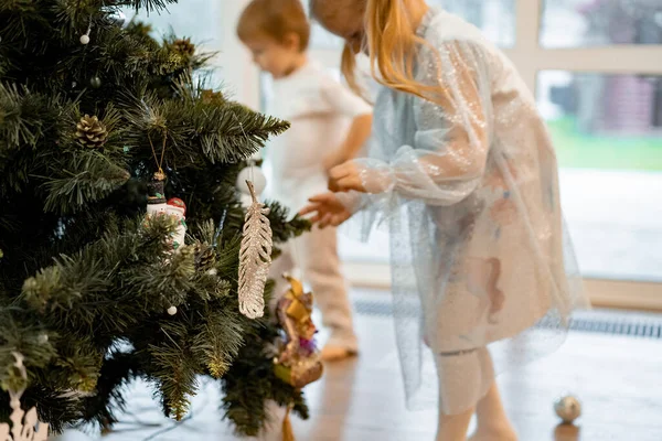 Mãe Crianças Decorar Árvore Natal Com Guirlandas Brinquedos Família Decora — Fotografia de Stock