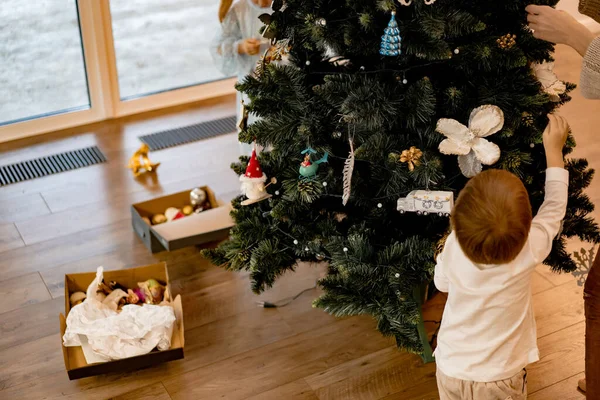 Máma Děti Zdobí Vánoční Stromek Věnci Hračkami Rodina Zdobí Vánoční — Stock fotografie