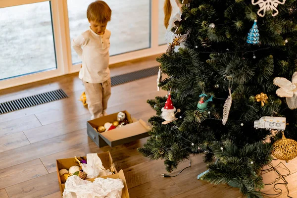 Mãe Crianças Decorar Árvore Natal Com Guirlandas Brinquedos Família Decora — Fotografia de Stock