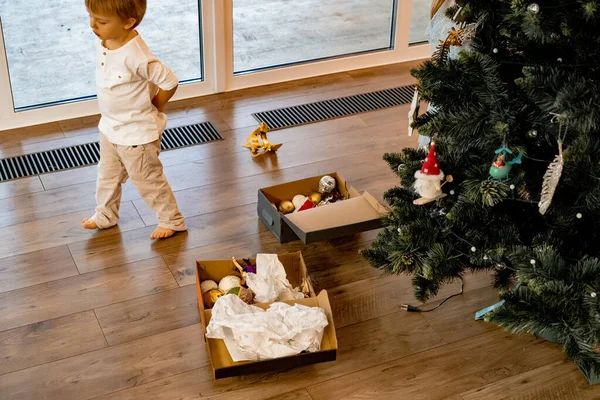 Mãe Crianças Decorar Árvore Natal Com Guirlandas Brinquedos Família Decora — Fotografia de Stock