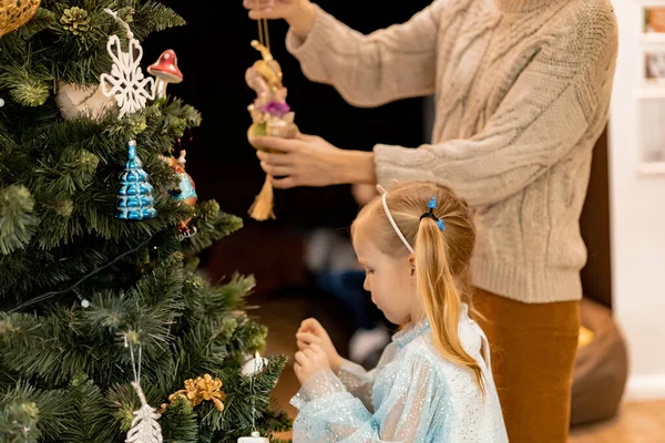 Mãe Crianças Decorar Árvore Natal Com Guirlandas Brinquedos Família Decora — Fotografia de Stock