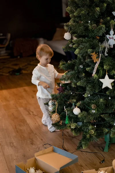 Děti Zdobí Vánoční Stromek Bratr Sestra Zdobí Dům Svátky Vánoční — Stock fotografie