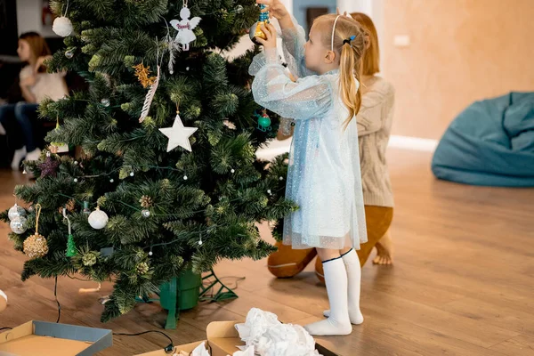 Anne Çocuklar Noel Ağacını Çelenkler Oyuncaklarla Süsler Aile Noel Ağacını — Stok fotoğraf