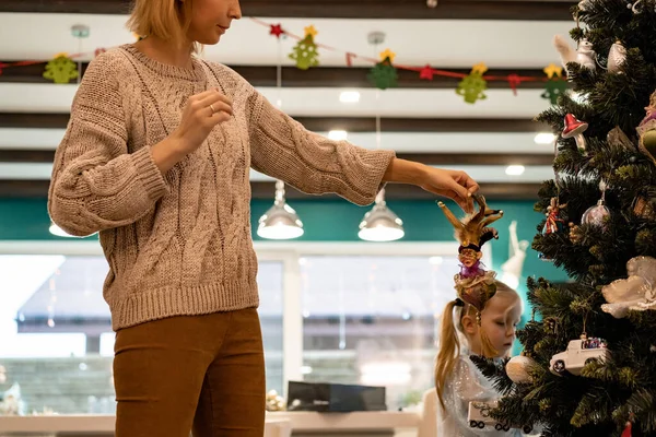 Mam Kinderen Versieren Kerstboom Met Bloemenslingers Speelgoed Familie Siert Kerstboom — Stockfoto