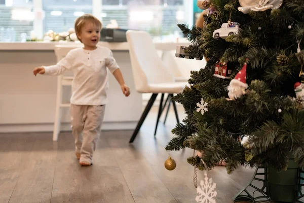 Mãe Crianças Decorar Árvore Natal Com Guirlandas Brinquedos Família Decora — Fotografia de Stock