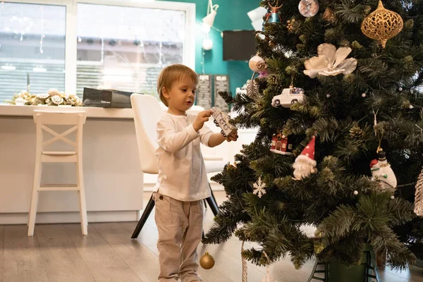 Mãe Crianças Decorar Árvore Natal Com Guirlandas Brinquedos Família Decora — Fotografia de Stock