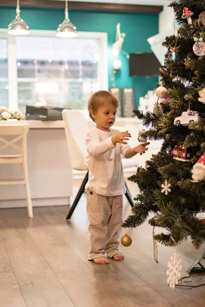 Mãe Crianças Decorar Árvore Natal Com Guirlandas Brinquedos Família Decora — Fotografia de Stock