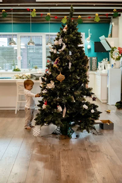 Μικρό Αγόρι Στο Σπίτι Κοντά Στο Χριστουγεννιάτικο Δέντρο Παιδική Ηλικία — Φωτογραφία Αρχείου