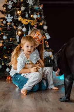 Mutlu çocuklar Noel ağacında oynar ve eğlenir.,