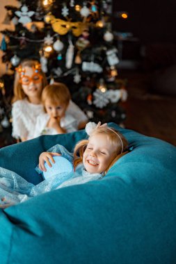 Mutlu çocuklar Noel ağacında oynar ve eğlenir.,