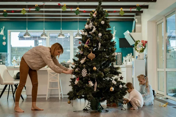 Ibu Dan Anak Anak Menghias Pohon Natal Dengan Karangan Bunga — Stok Foto