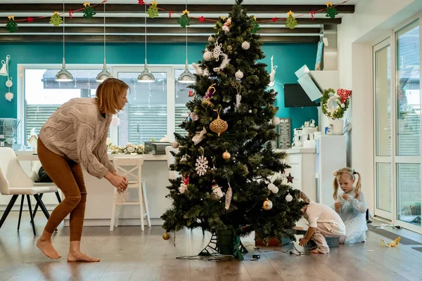 Mãe Crianças Decorar Árvore Natal Com Guirlandas Brinquedos Família Decora — Fotografia de Stock