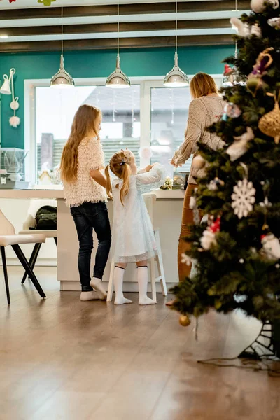 Mãe Crianças Decorar Árvore Natal Com Guirlandas Brinquedos Família Decora — Fotografia de Stock