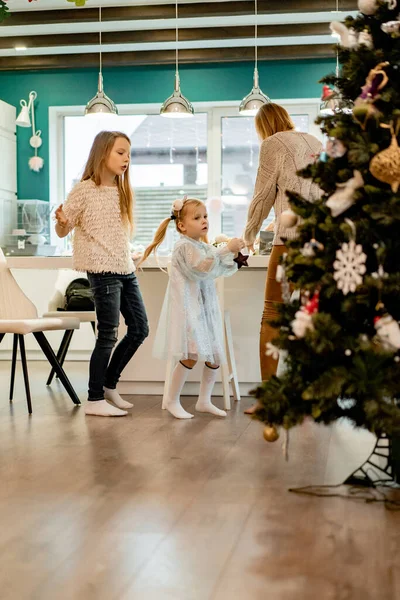 Mãe Crianças Decorar Árvore Natal Com Guirlandas Brinquedos Família Decora — Fotografia de Stock