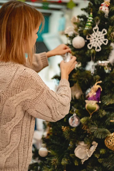 Μια Νεαρή Γυναίκα Διακοσμεί Ένα Χριστουγεννιάτικο Δέντρο Γιρλάντες Και Παιχνίδια — Φωτογραφία Αρχείου