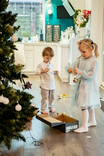 Uma Menina Decora Uma Árvore Natal Com Guirlandas Brinquedos Crianças — Fotografia de Stock