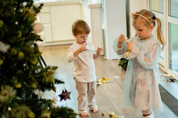 Uma Menina Decora Uma Árvore Natal Com Guirlandas Brinquedos Crianças — Fotografia de Stock