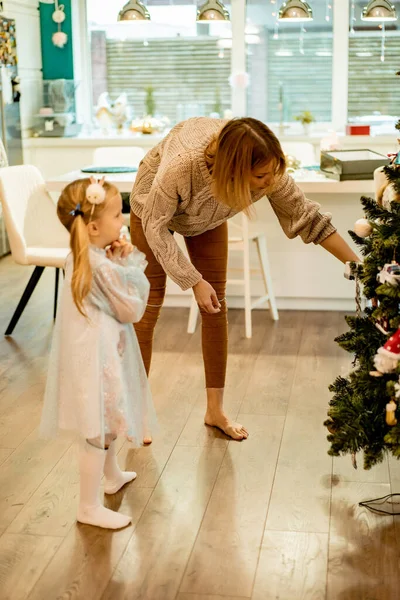 Mãe Crianças Decorar Árvore Natal Com Guirlandas Brinquedos Família Decora — Fotografia de Stock