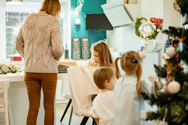 Mamá Los Niños Decoran Árbol Navidad Con Guirnaldas Juguetes Familia —  Fotos de Stock