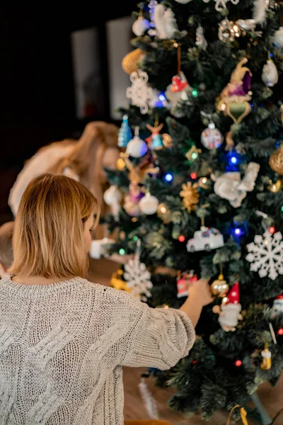 Ung Kvinna Dekorerar Julgran Med Kransar Och Leksaker Förbereder För — Stockfoto