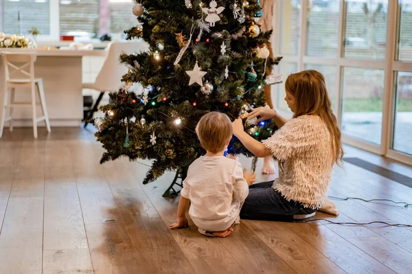 Los Niños Decoran Árbol Navidad Hermano Hermana Decoran Casa Para —  Fotos de Stock