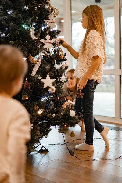 Mamá Los Niños Decoran Árbol Navidad Con Guirnaldas Juguetes Familia — Foto de Stock