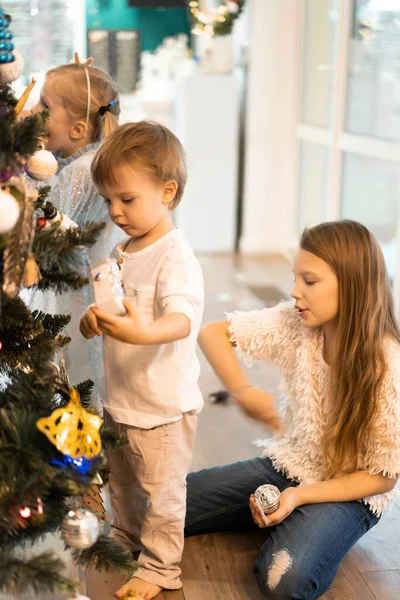 Mãe Crianças Decorar Árvore Natal Com Guirlandas Brinquedos Família Decora — Fotografia de Stock