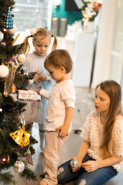 Mam Kinderen Versieren Kerstboom Met Bloemenslingers Speelgoed Familie Siert Kerstboom — Stockfoto