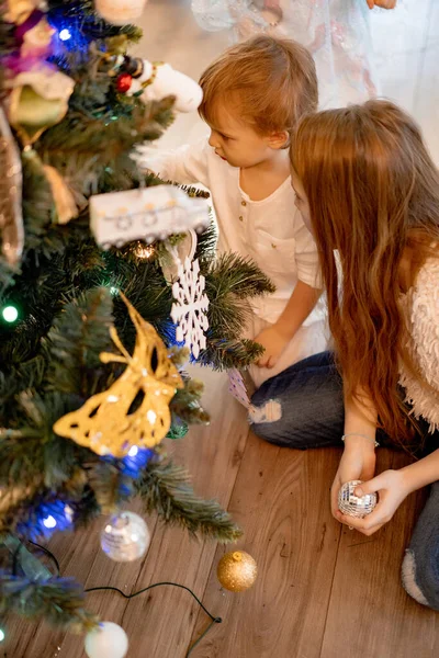 Crianças Decoram Árvore Natal Irmão Irmã Decorar Casa Para Férias — Fotografia de Stock